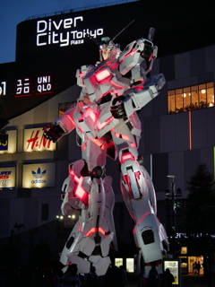 ユニコーンガンダム立像
