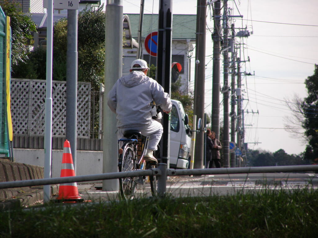 電柱の影で立ち話をするギャルと自転車のお兄さん