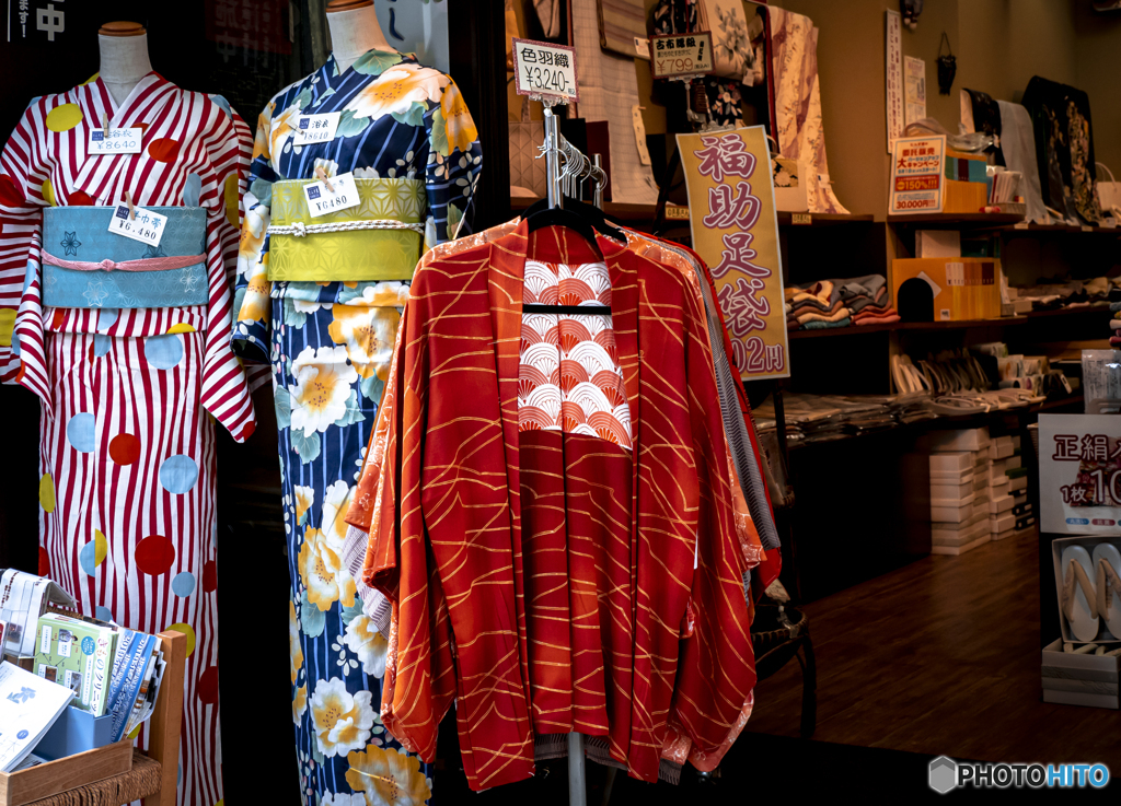 神楽坂・和服屋の店先