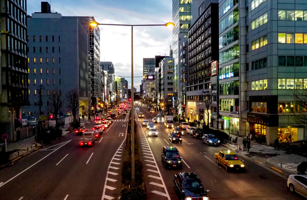 青山通りの夕暮れ