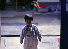 中庭の少年