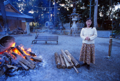 神社にて