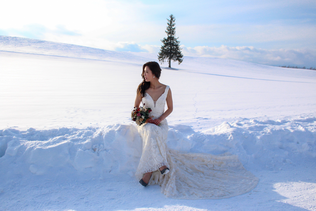 ツリーと白いドレスの花嫁
