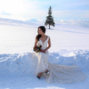 ツリーと白いドレスの花嫁