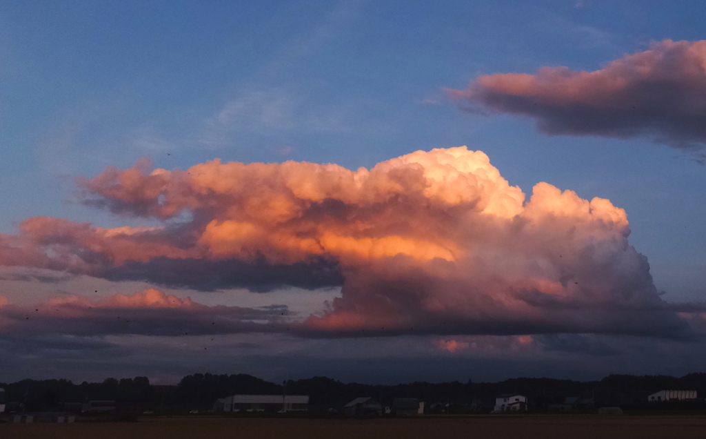 家に落っこちそうな大きな雲の日