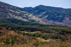 登山道にカップルが