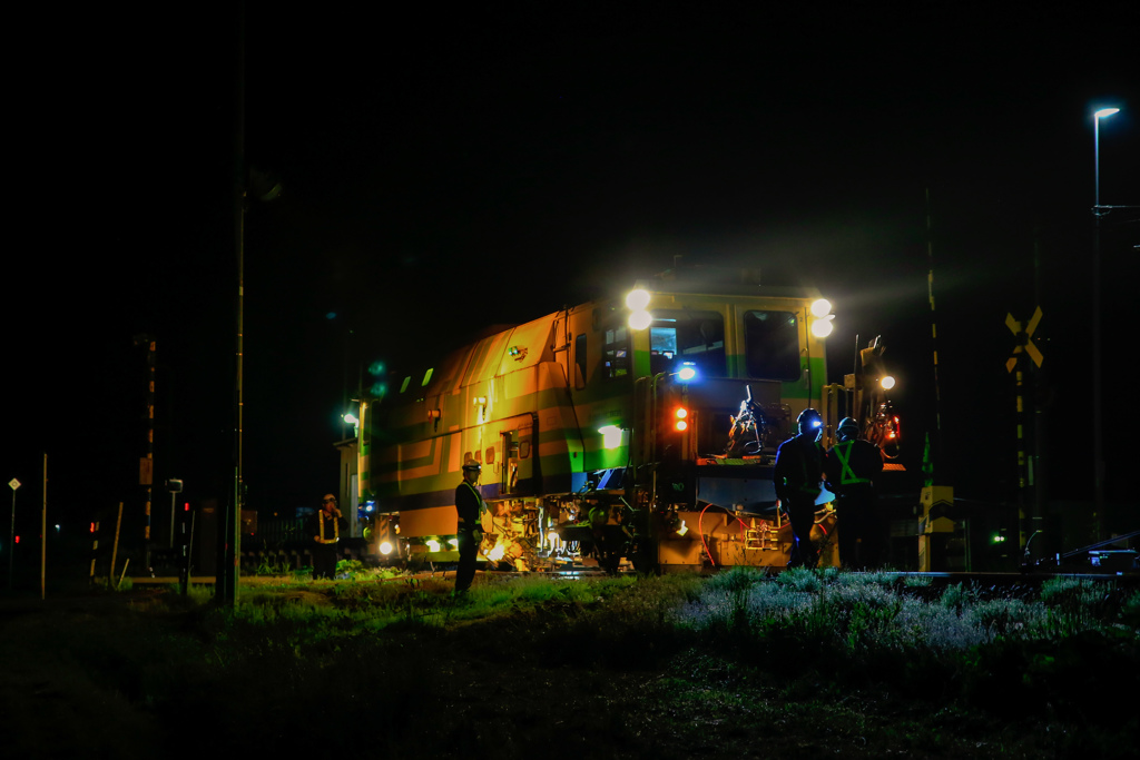 深夜の保線車