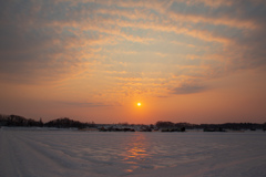 雪解けの始まった田園