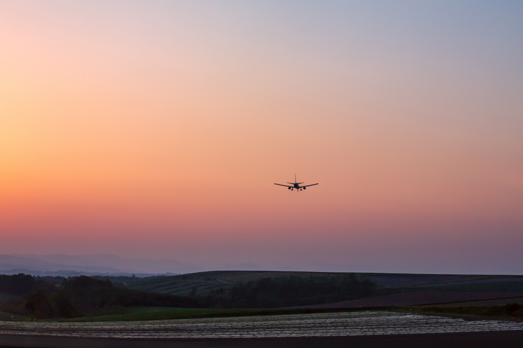 夕暮れの飛行機