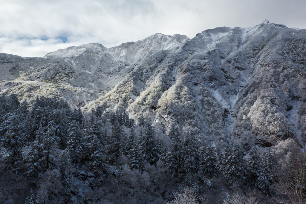 光り差した鉾山