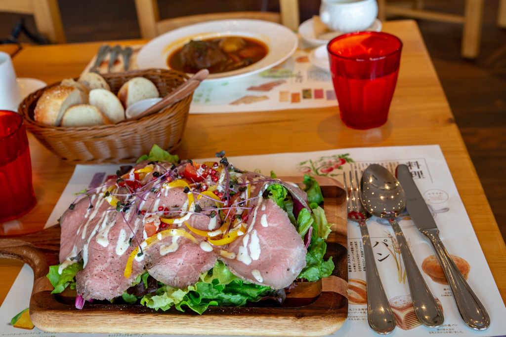 美瑛和牛のローストビーフサラダ仕立て