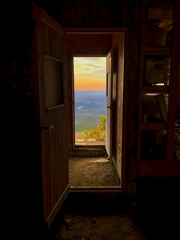 避難小屋の扉からの夕景