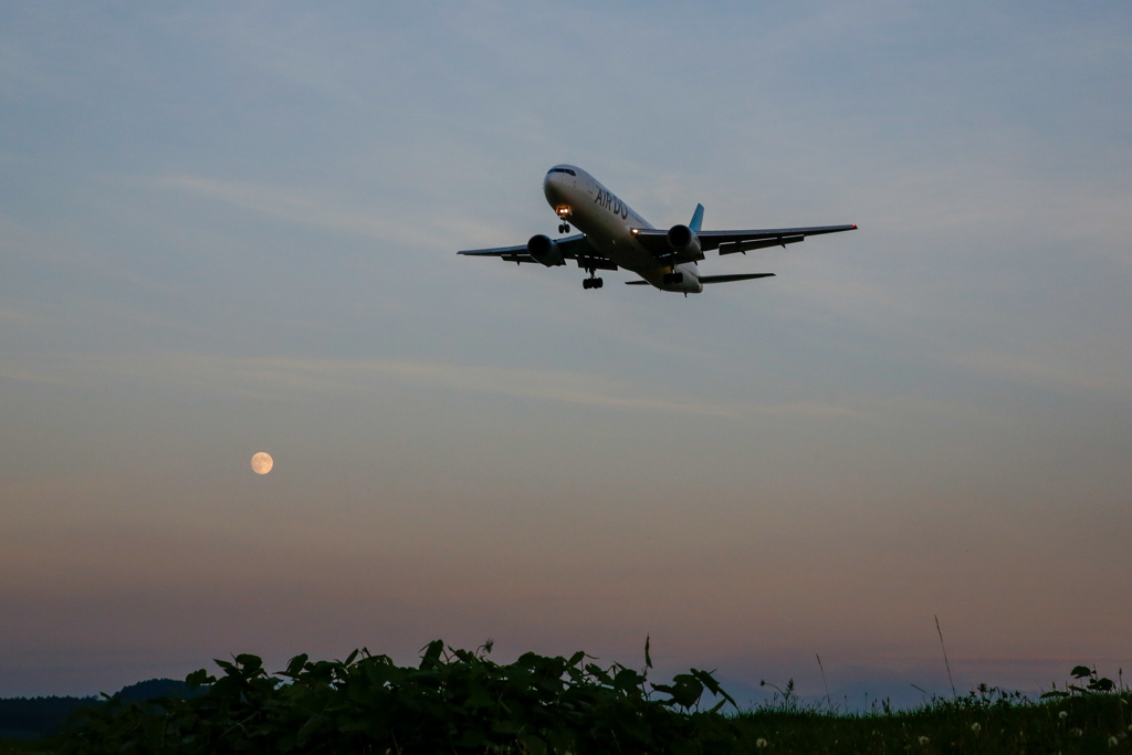 満月前夜の飛行機