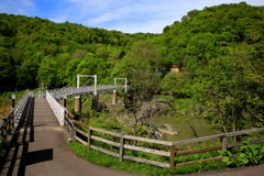 赤い駅舎と吊橋