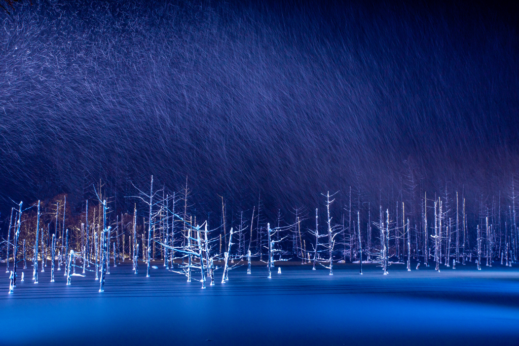 雪巻く青い池