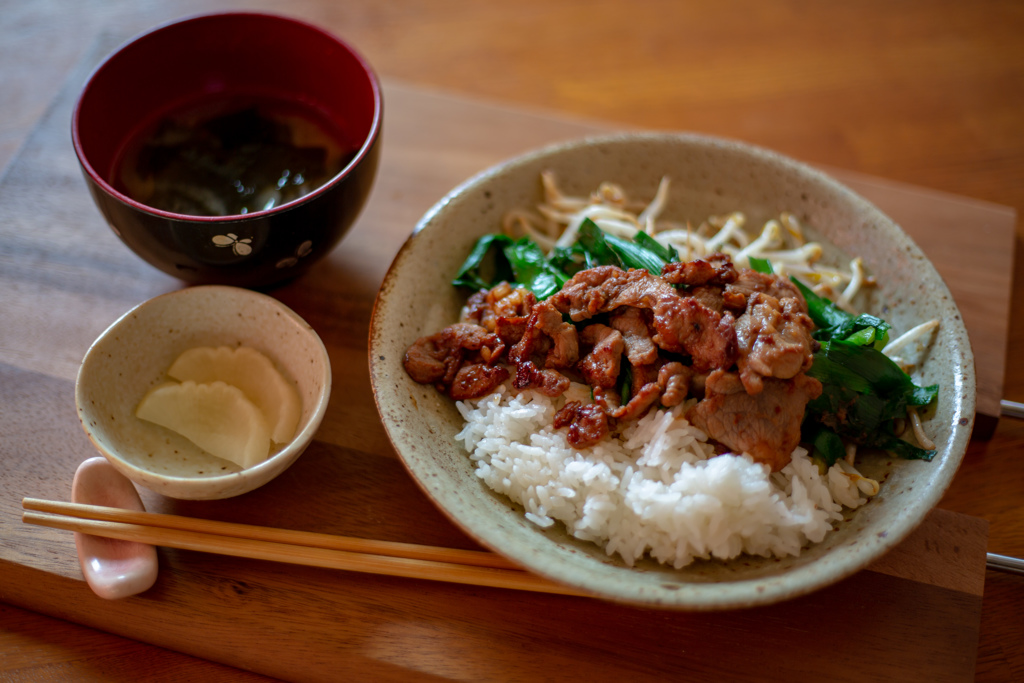 明るい朝の食卓