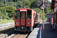 島根県木次線出雲坂根駅 スイッチバックを待つ列車