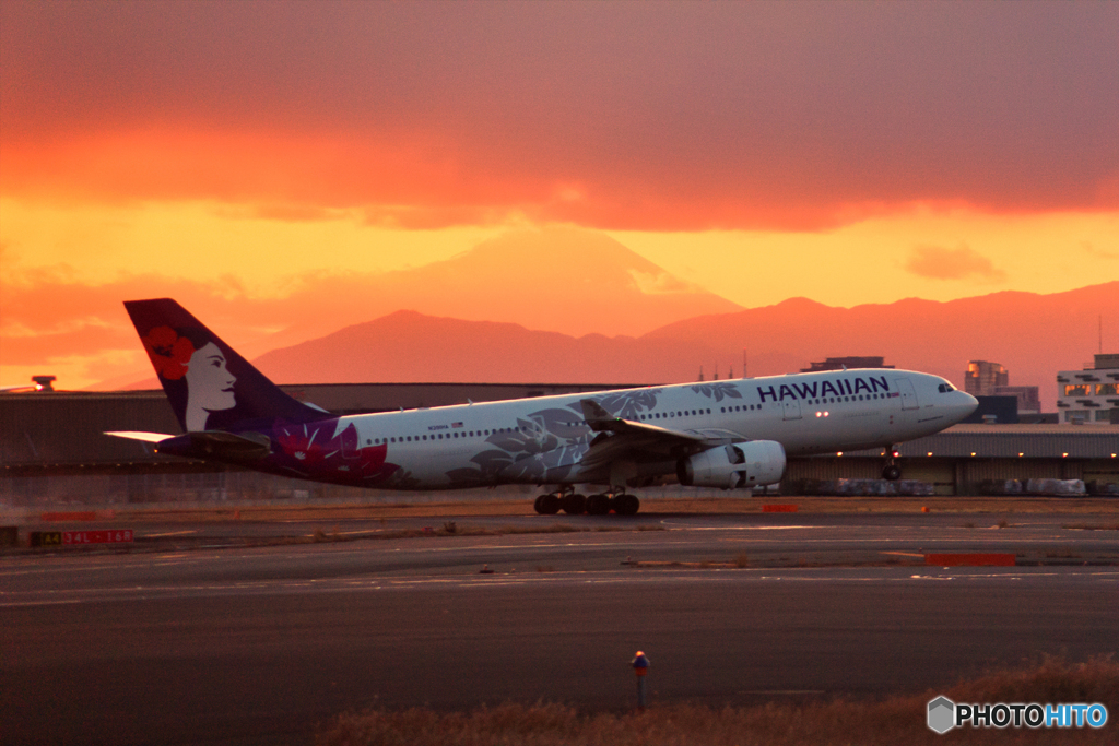 夕焼け富士山と飛行機