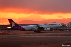 夕焼け富士山と飛行機
