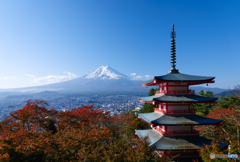 新倉山浅間公園展望デッキより　紅葉と富士山と忠霊塔