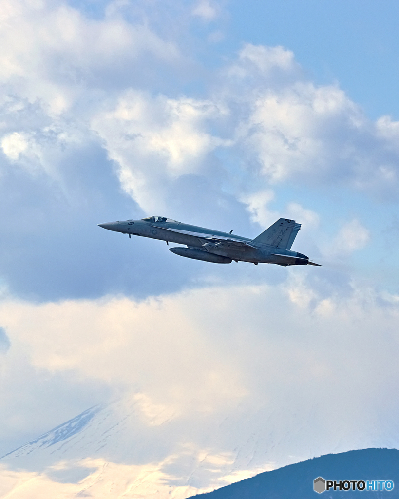 富士山とスーパーホーネット F/A-18E NF-210 @厚木基地