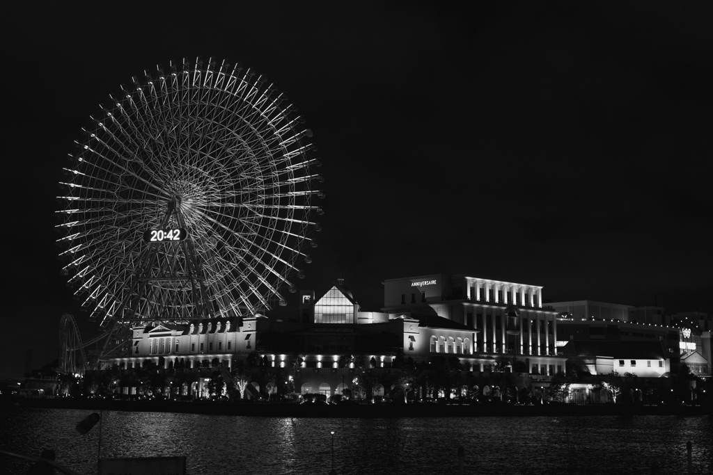 闇夜に光る