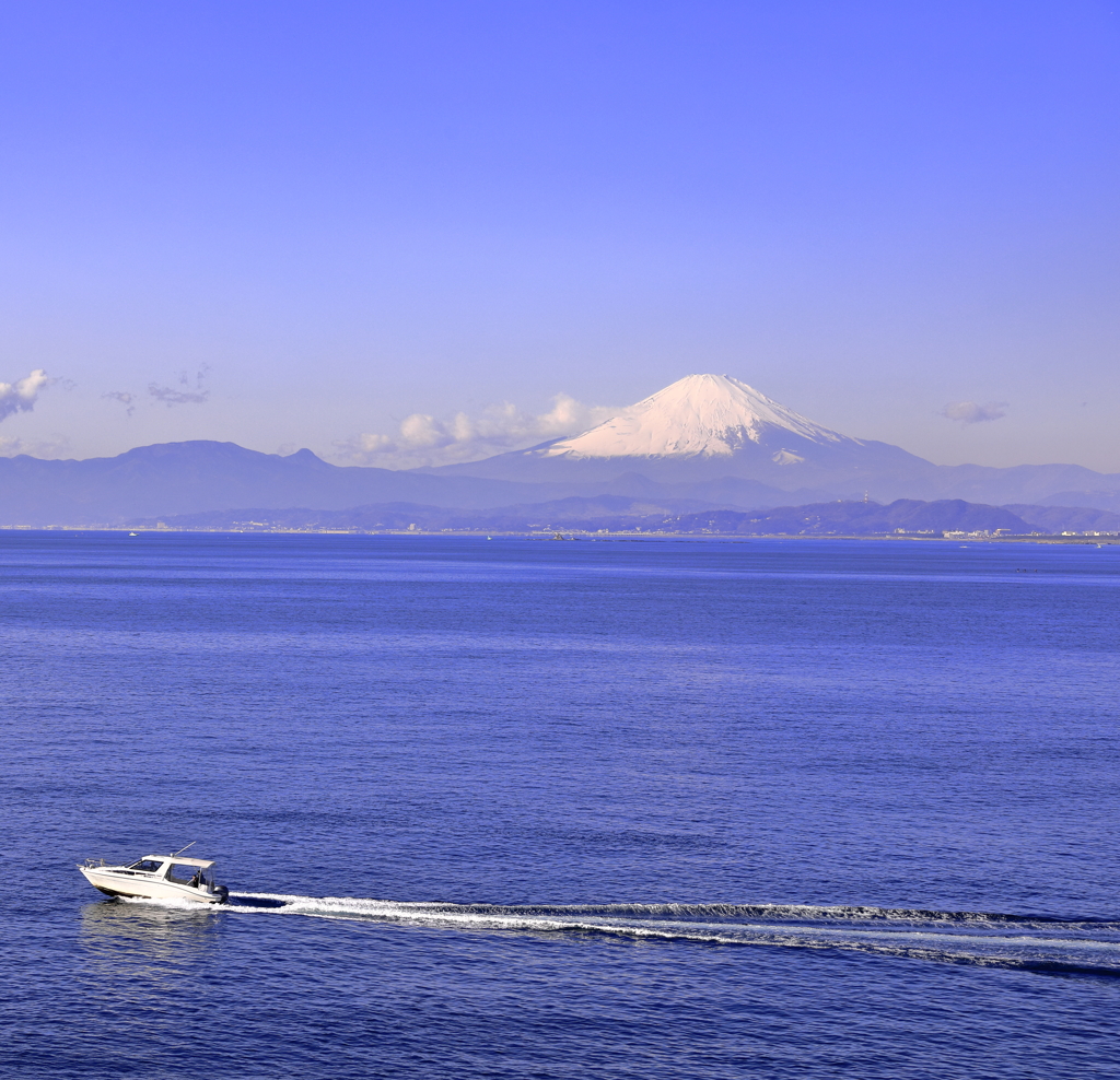 富士山と漁船