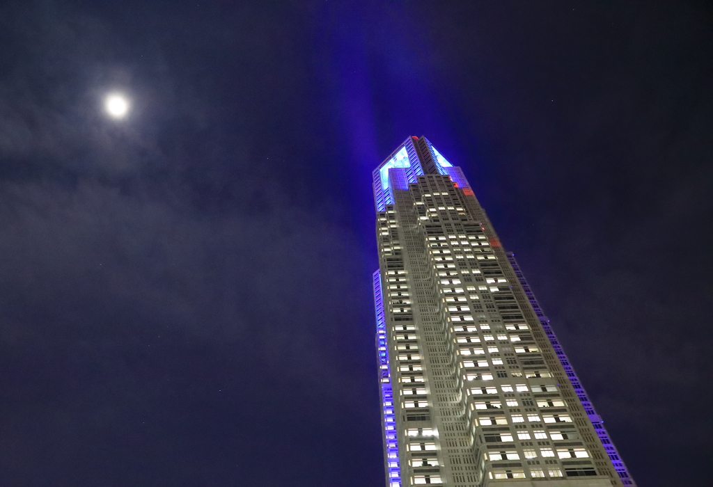 月と都庁と群青の光明