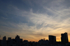 夕闇に聳えるビル