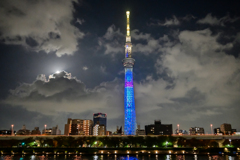 「月と東京スカイツリーの灯り」