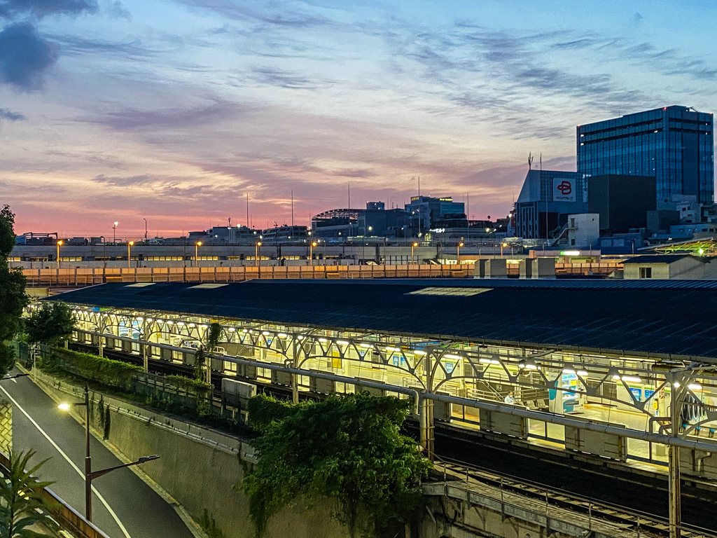 「夜明け前の上野駅」