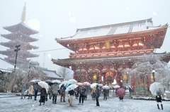 「雪の日の浅草寺」