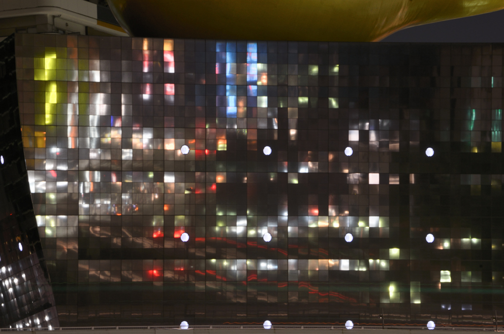 「ビルの窓に写る街の明かり」