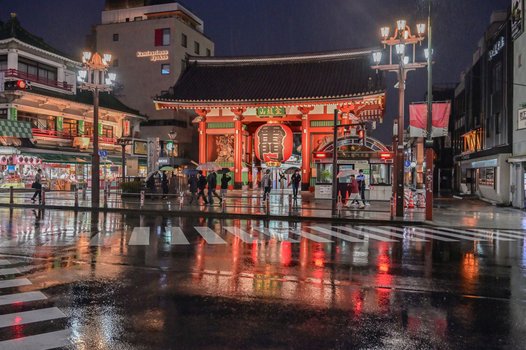 「雨降る雷門通り」DSC_4460