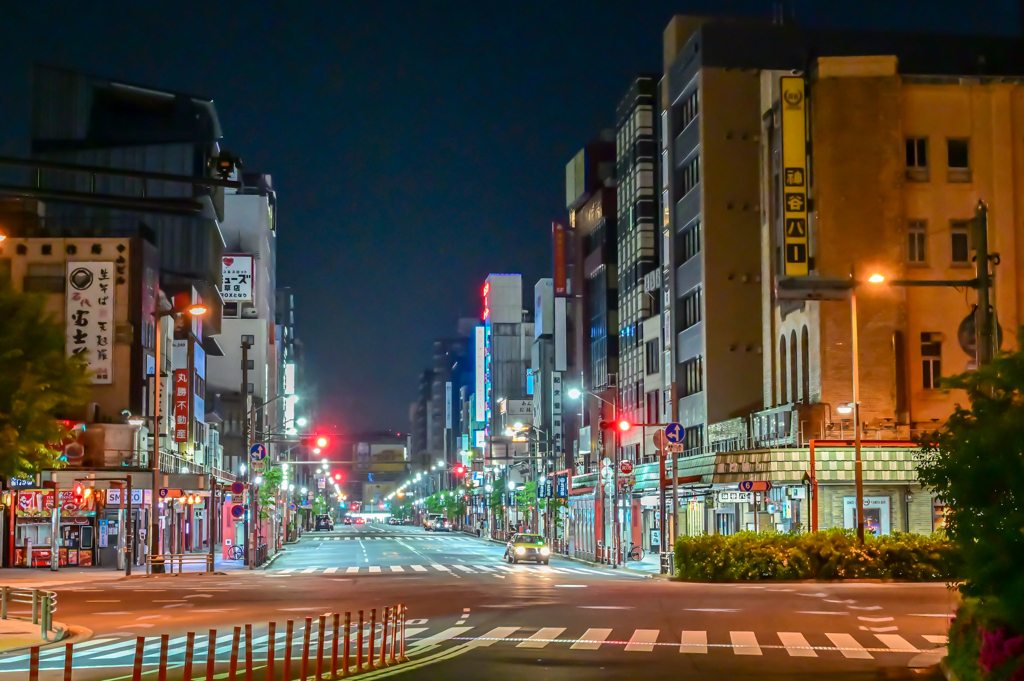 「夜明け前の浅草」