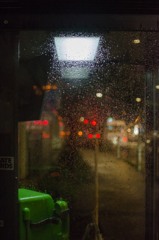 「雨に濡れる電話ボックス」