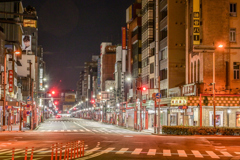 「夜明け前の雷門通り」