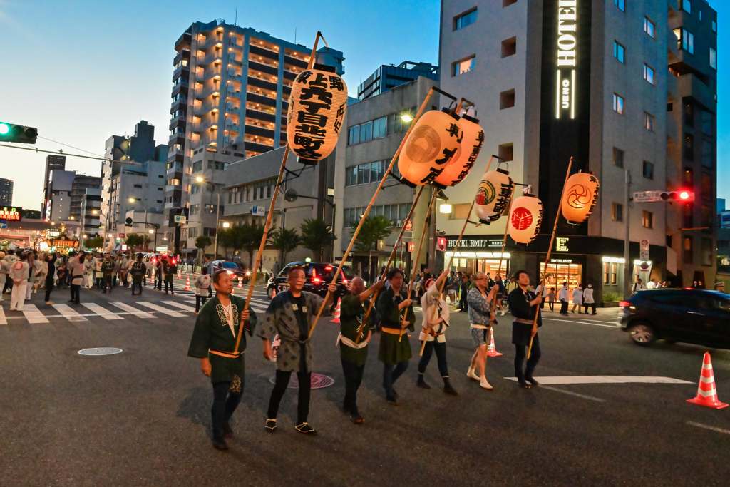 「連合渡御浅草通りを往く」