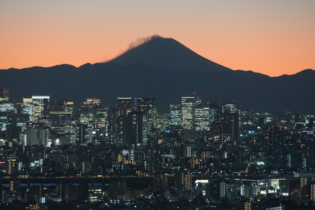 「都会のビル群と富士山」