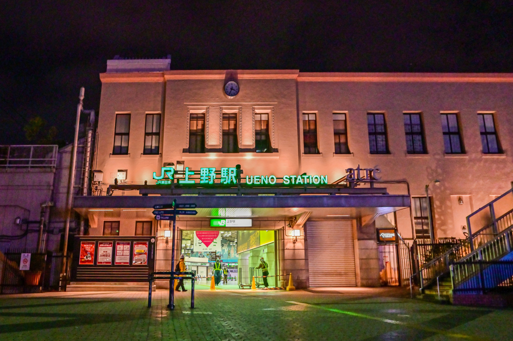 「夜明け前の上野駅」