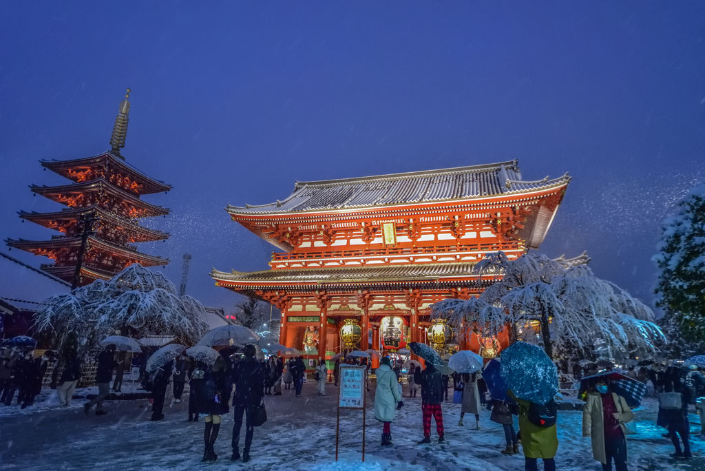 「雪降る浅草寺」