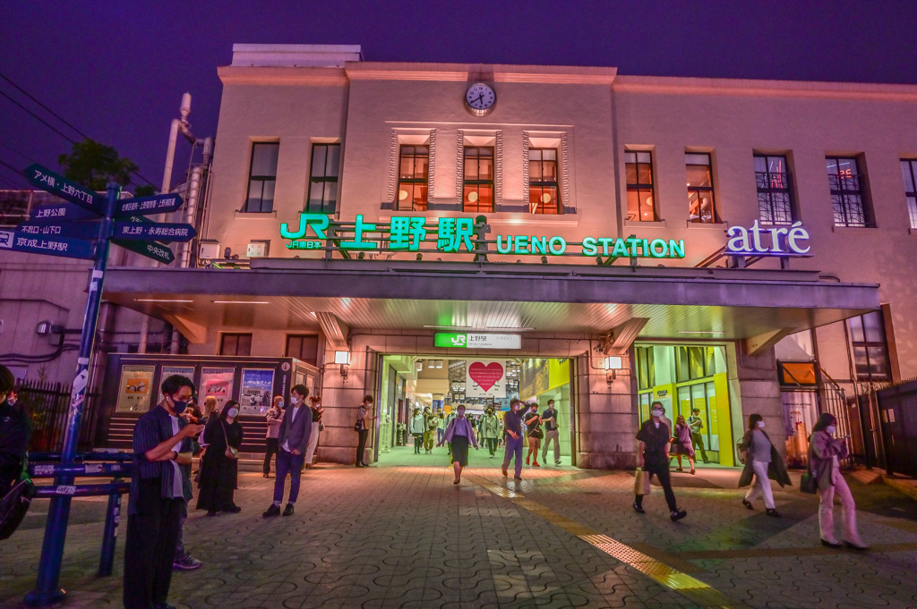 「上野駅の賑わい」