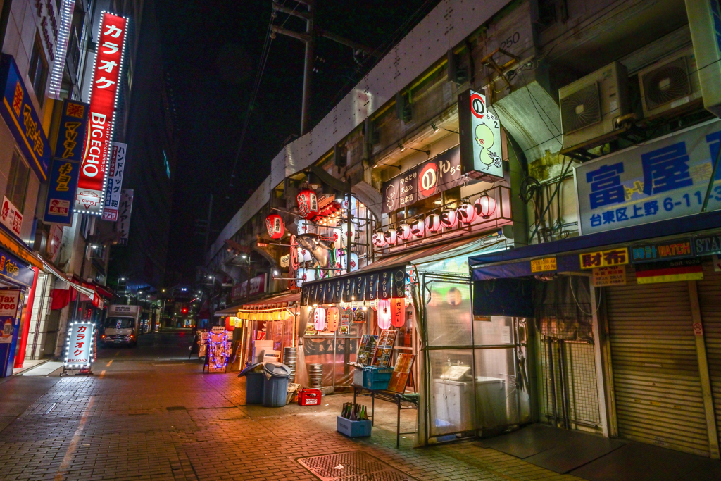 「夜明け前のアメ横近辺」