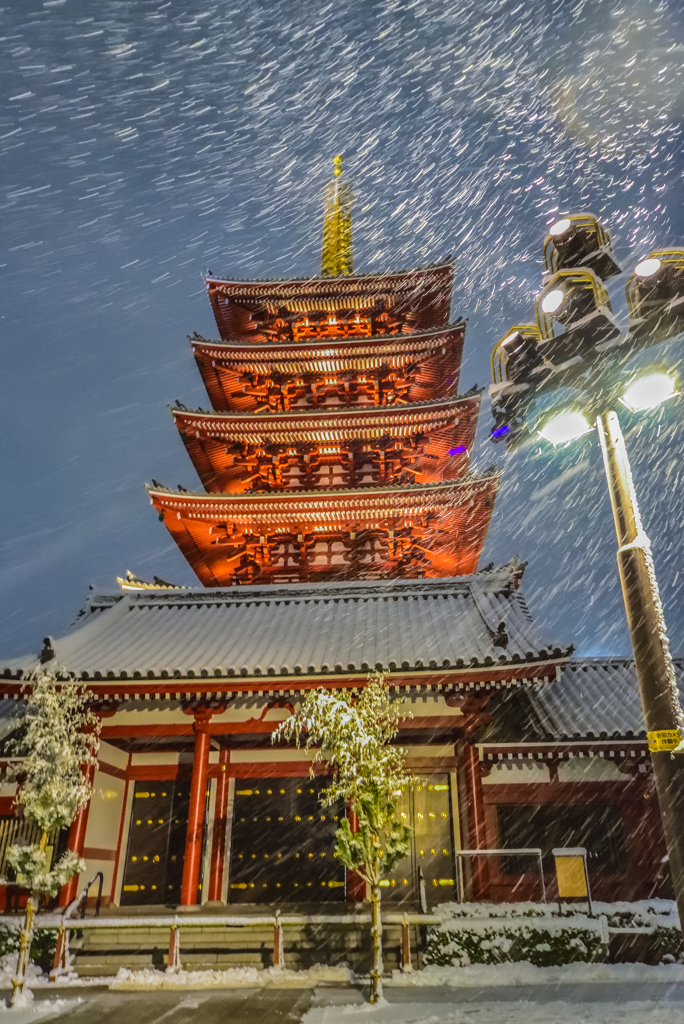 「雪降る浅草寺・五重の塔」-4