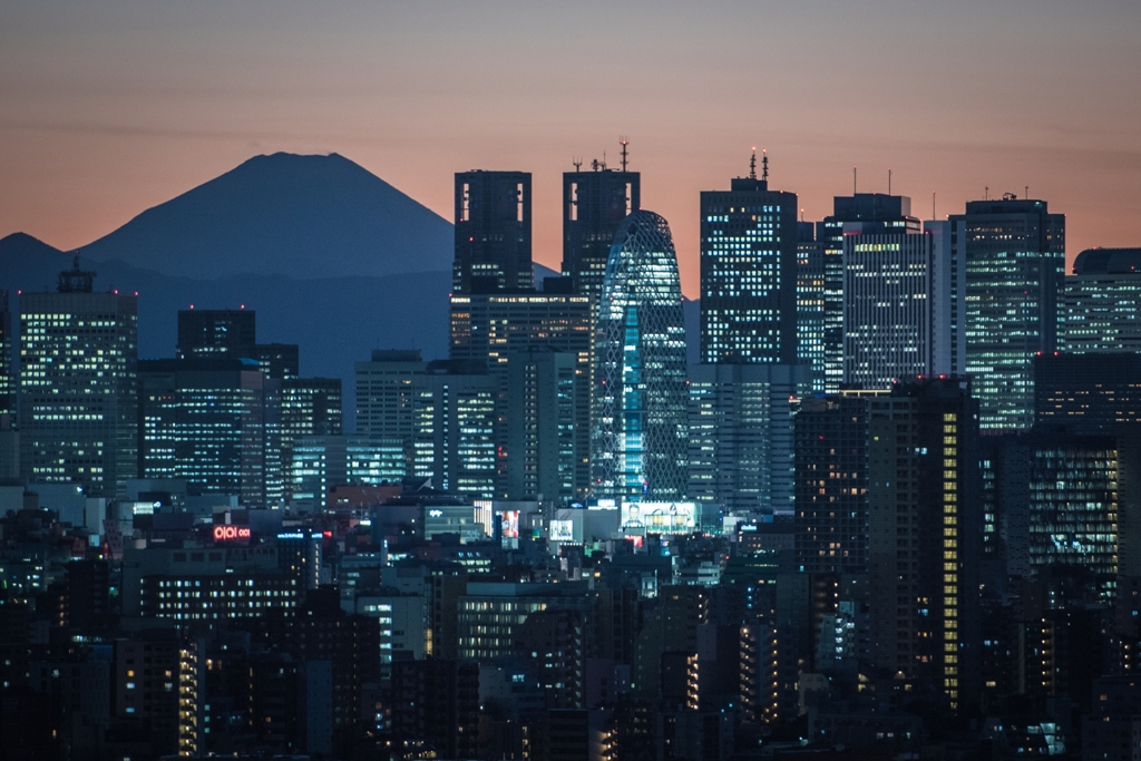 「明かりのついた都会のビルと富士山」DSC_4570