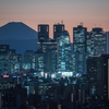 「明かりのついた都会のビルと富士山」DSC_4570