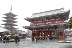 「雪降る浅草寺」