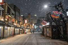 「雪降る奥山おまいりまち」