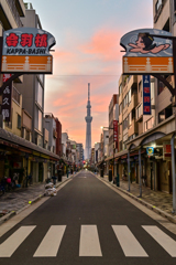 「かっぱ橋本通りの夜明け」