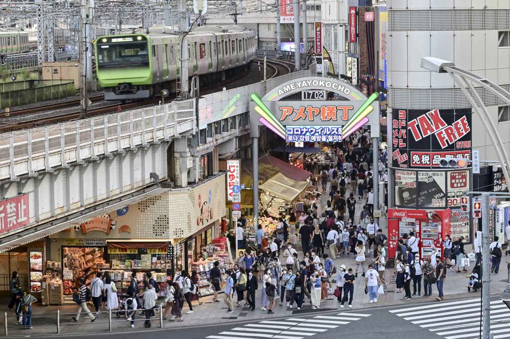 「週末の賑わい」